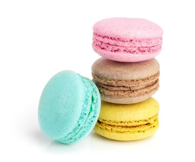 Beyaz arkaplanda izole edilmiş renkli badem kurabiyeleri