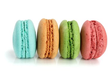 Beyaz arkaplanda izole edilmiş renkli badem kurabiyeleri