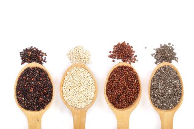 Siyah kırmızı beyaz quinoa ve chia tohum tahta kaşık kopya alanı metniniz için beyaz zemin üzerine izole