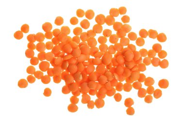 Beyaz arka plan üzerinde izole çiğ kırmızı mercimek yığını