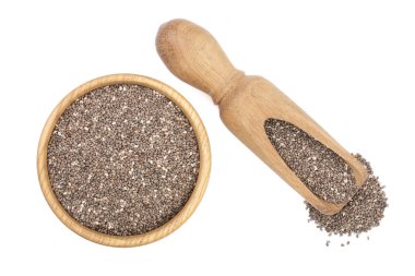 Ahşap kase ve beyaz arka plan üzerinde izole Kepçe Chia tohum. Üstten Görünüm