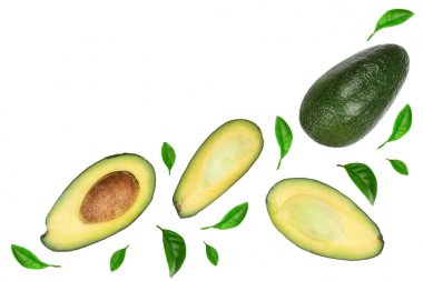 tam ve yarım avokado izole beyaz arka plan yakın çekim yeşil yaprakları ile süslenmiş. Üstten Görünüm