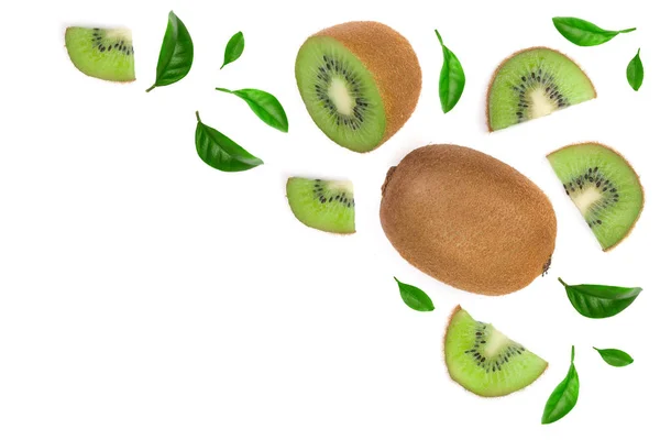 Fruto Kiwi com fatias isoladas em fundo branco com espaço de cópia para o seu texto. Vista superior. Plano leigo padrão — Fotografia de Stock