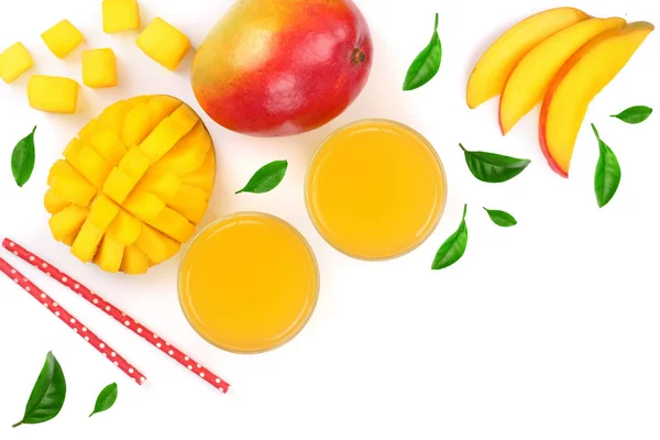 Mango juice och frukt isolerad på vit bakgrund med kopia utrymme för din text. Ovanifrån. Lekmanna-platt — Stockfoto