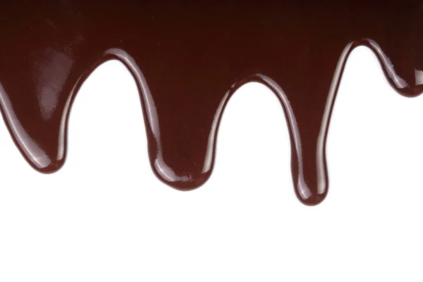 Розплавлений шоколадний дріб ізольований на білому тлі — стокове фото