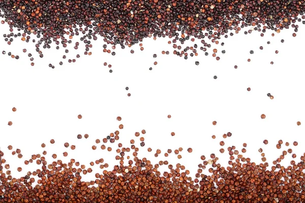 Černá a červená quinoa semena izolovaných na bílém pozadí s kopií prostor pro váš text. Pohled shora — Stock fotografie
