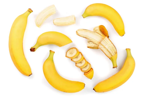 Ganze und in Scheiben geschnittene Bananen isoliert auf weißem Hintergrund. Ansicht von oben. flache Lage — Stockfoto