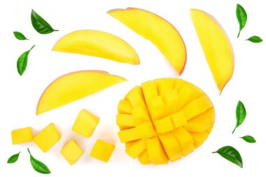 Mango meyve yarısı beyaz arka plan yakın çekim izole yaprakları ile süslenmiş. Üstten Görünüm. Düz yatıyordu