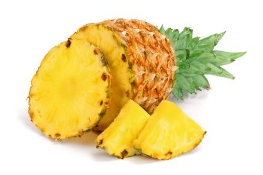 Beyaz arkaplanda dilimleri olan ananas