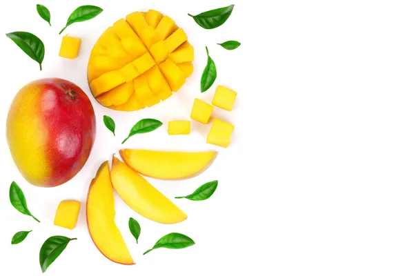 Mango meyve ve dilimleri ile dekore edilmiş, metniniz için kopya alanı ile izole üzerinde beyaz arka plan bırakır. Üstten Görünüm