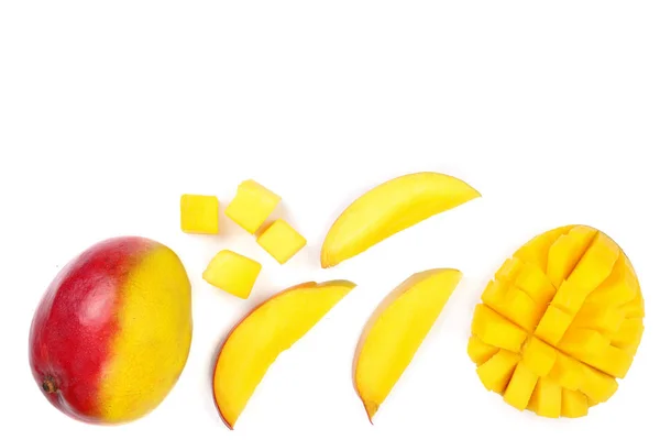 Манго фрукты и наполовину изолированы на белом фоне с копией пространства для текста. Вид сверху. Плоский лежал — стоковое фото