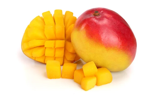 マンゴーの果実とクローズ アップ ホワイト バック グラウンド上に分離されて半分 — ストック写真
