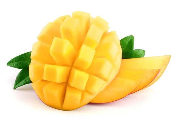 Mango-Frucht-Hälfte mit Blättern und Scheiben isoliert auf weißem Hintergrund Nahaufnahme — Stockfoto