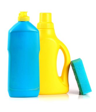 Beyaz arka plan üzerinde izole sünger ile bulaşık yıkama deterjanı