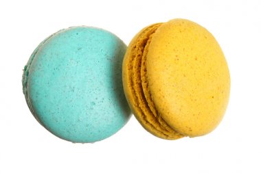 Beyaz arka plan olmadan bir gölge gülümsemek izole mavi ve sarı acıbadem kurabiyesi. Üstten Görünüm. Düz yatıyordu