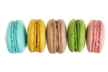 Beyaz arka plan olmadan bir gölge gülümsemek izole renkli bademli kurabiye. Üstten Görünüm. Düz yatıyordu