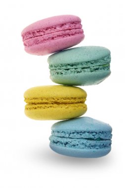 Beyaz arka plan olmadan bir gölge gülümsemek izole renkli bademli kurabiye. Üstten Görünüm. Düz yatıyordu