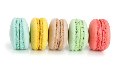 Beyaz arkaplanda izole edilmiş renkli badem kurabiyeleri