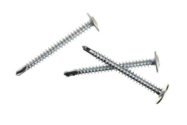 Parafusos de metal isolados no fundo branco closeup. Vista superior — Fotografia de Stock