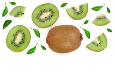 Kopya alanı metniniz için beyaz zemin üzerine izole dilimleri ile kivi. Üstten Görünüm. Düz yatıyordu desen