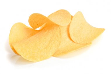 patates cipsi üzerinde beyaz arka plan yakın çekim yığını