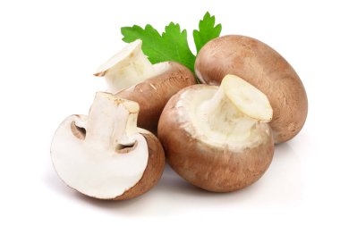 Yarım ve maydanoz ile Kraliyet kahverengi champignon yaprak üzerinde izole beyaz arka plan