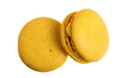 Beyaz arka plan olmadan bir gölge gülümsemek izole sarı acıbadem kurabiyesi. Üstten Görünüm. Düz yatıyordu