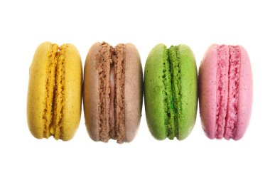 Beyaz arka plan olmadan bir gölge gülümsemek izole renkli bademli kurabiye. Üstten Görünüm. Düz yatıyordu