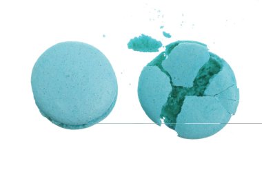 Beyaz arka plan closeup izole kırık mavi macarons