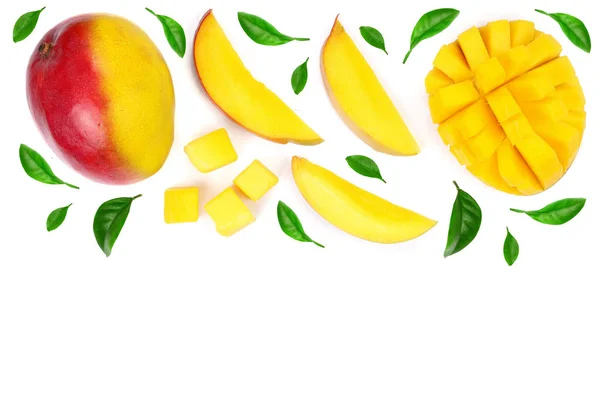 Fruta de mango y rodajas decoradas con hojas aisladas sobre fondo blanco con espacio de copia para su texto. Vista superior —  Fotos de Stock