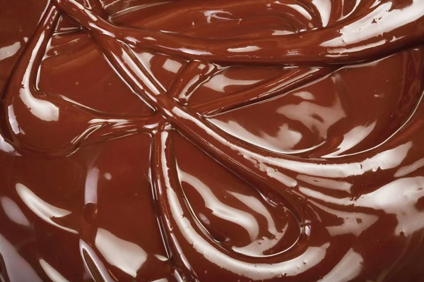 Розплавлений шоколадний вихор як фон крупним планом — стокове фото
