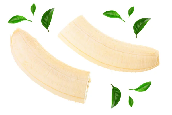 Μπανάνα σε φέτες διακοσμημένα με πράσινα φύλλα που απομονώνονται σε λευκό φόντο. Το Top view. Επίπεδη θέσει — Φωτογραφία Αρχείου