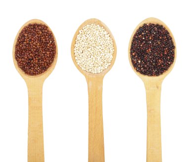 Tahta kaşık izole beyaz arka plan üzerinde siyah kırmızı beyaz quinoa tohumları. Üstten Görünüm