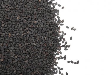 Beyaz arka plan üzerinde üstten görünüm izole metniniz için kopya alanı siyah susam