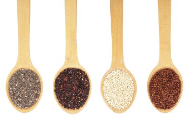 Siyah kırmızı beyaz quinoa ve chia tohum tahta kaşık beyaz arka plan üzerinde izole. Üstten Görünüm