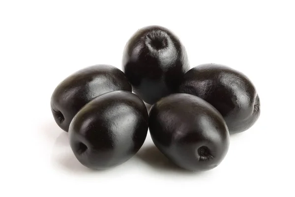 Całe czarne oliwki na makro na białym tle — Zdjęcie stockowe