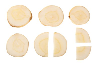 Beyaz arka planda izole edilmiş yaban havucu kökü dilimleri. Üst Manzara. Düz yatıyordu. Ayarla ya da topla