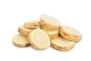 Beyaz arkaplanda izole edilmiş yaban havucu kökü dilimleri