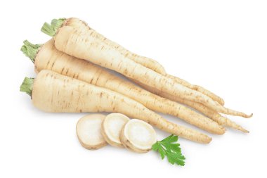 Dilimlenmiş maydanoz kökü ve beyaz arkaplanda izole edilmiş yapraklar