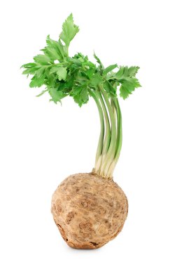 Beyaz zemin üzerinde yaprak izole taze kereviz kökü