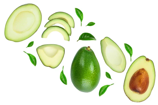 Aguacate y rebanadas decoradas con hojas verdes aisladas sobre fondo blanco con espacio para copiar el texto. Vista superior. Puesta plana — Foto de Stock