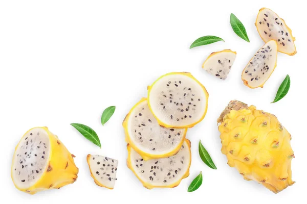 Dragon fruit, Pitaya of Pitahaya geel geïsoleerd op witte achtergrond met kopieerruimte voor uw tekst. Bovenaanzicht. Vlakke plaat — Stockfoto