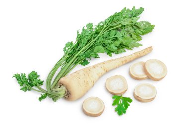 Dilimlenmiş maydanoz kökü ve beyaz arkaplanda izole edilmiş yapraklar