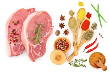 Beyaz arka planda izole edilmiş baharatlı dilimlenmiş çiğ domuz eti. Üst Manzara. Düz yatıyordu