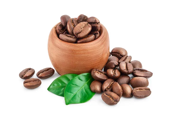 Tas de grains de café torréfiés dans un bol en bois et une cuillère avec des feuilles isolées sur fond blanc . — Photo