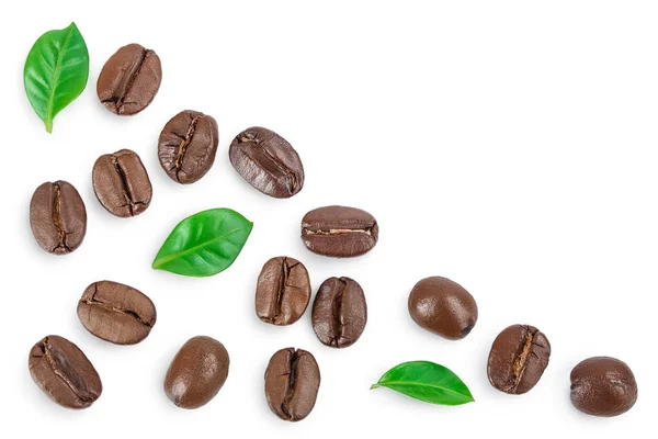 Σωρός από καβουρδισμένους κόκκους καφέ με φύλλα που απομονώνονται σε λευκό φόντο με χώρο αντίγραφο για το κείμενό σας. Στο πάνω μέρος. Επίπεδη. — Φωτογραφία Αρχείου