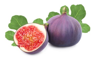 Taze incir meyvesi ve yaprakları beyaz arka planda.