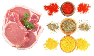 Beyaz arka planda baharatlı dilimlenmiş çiğ domuz eti. Üst Manzara. Düz yatıyordu