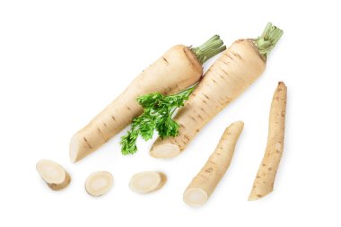 Dilimlenmiş maydanoz kökü ve beyaz arka planda izole edilmiş yapraklar. Üst Manzara. Düz yatıyordu