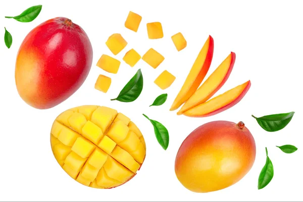 Fruta de mango y mitad con rebanadas aisladas sobre fondo blanco. Vista superior. Puesta plana —  Fotos de Stock